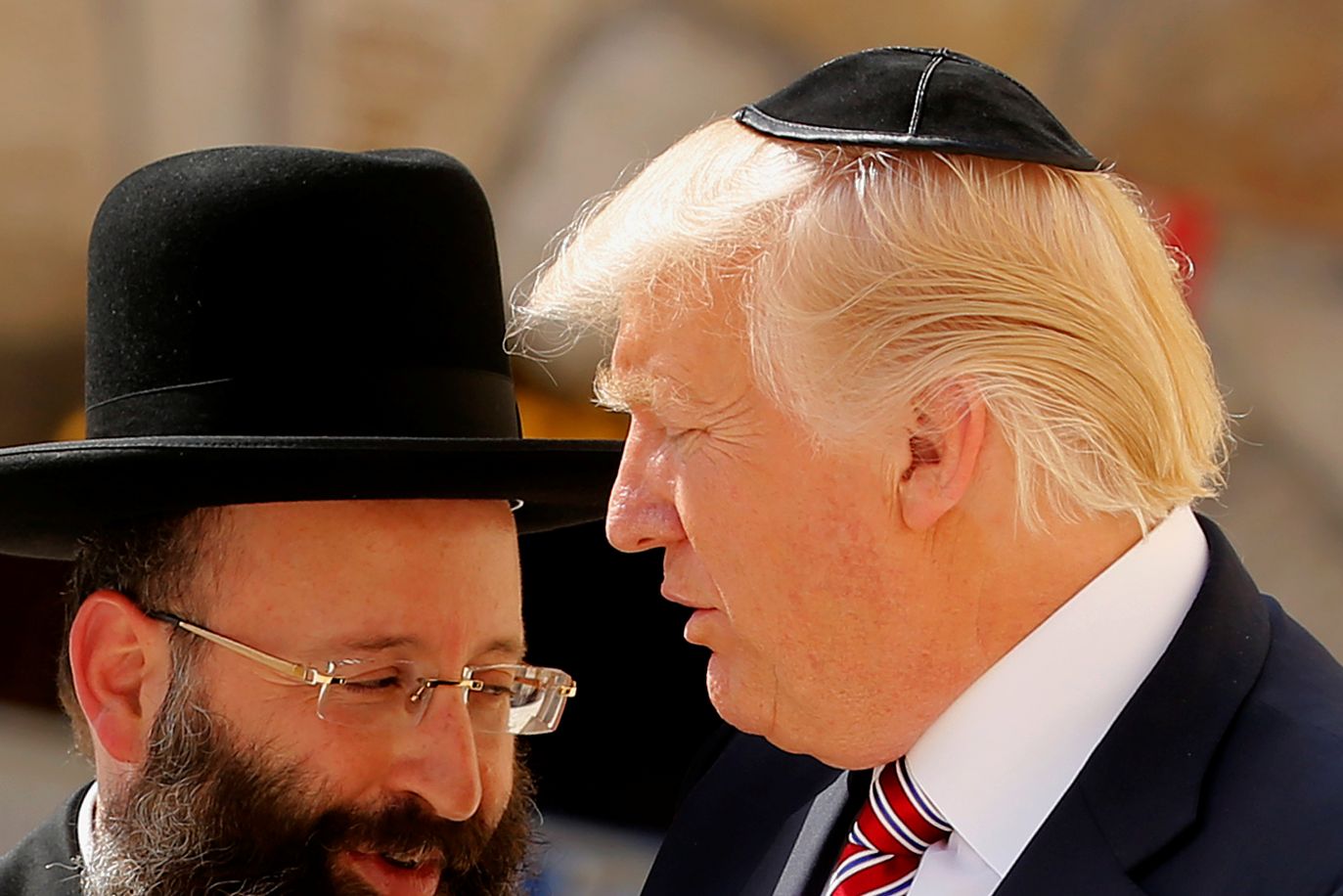Какой год у евреев в 2024. Еврейская шапка штраймл. Трамп и хасиды. Трамп и Хабад. Шапочка еврея.
