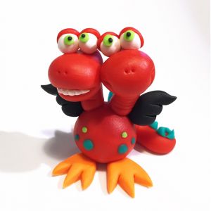 dwuglowy-smok-ulepiony-z-modeliny-przez-ewe-gutowicz