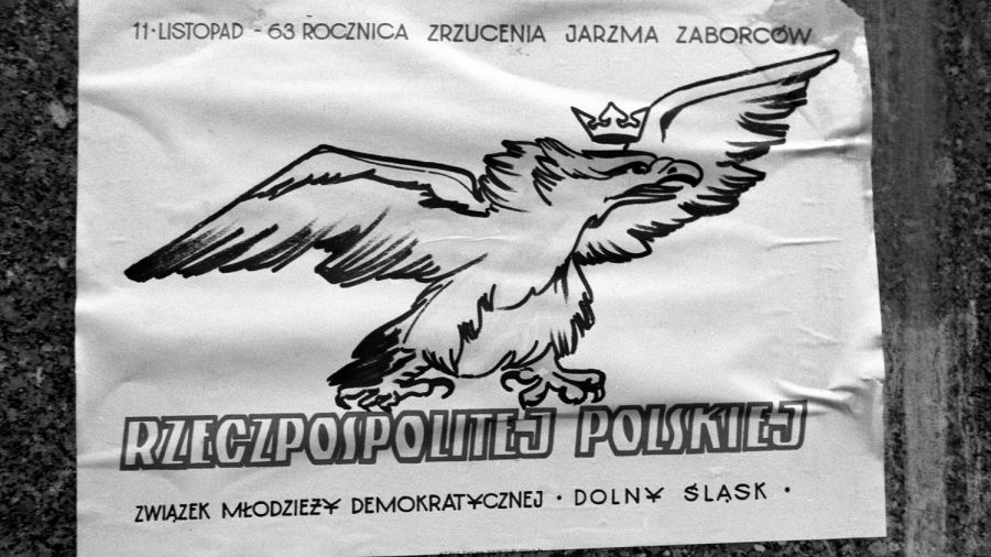 Wrocław, 1981-11-14. Plakat Związku Młodzieży Demokratycznej, informujący o strajku uczelni wyższych.Fot. PAP/CAF/Stanisław Momot