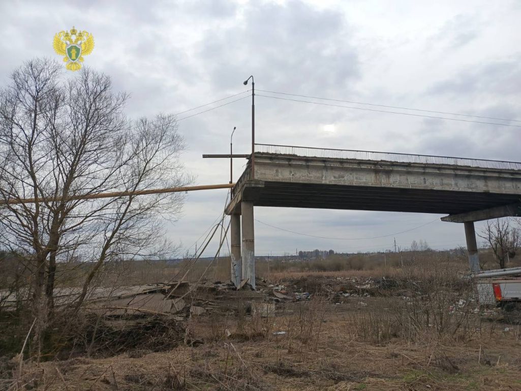 Пашкоджаны Панінскі мост. (Фота: Московская межрегиональная транспортная прокуратура / Telegram)