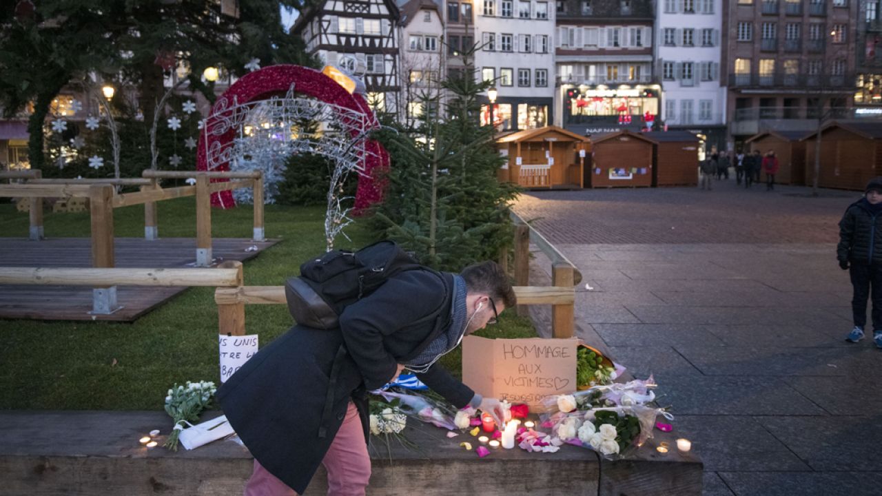 We wtorek w położonym w pobliżu Herrlisheim Strasburgu 29-letni Cherif Chekatt otworzył ogień w centrum miasta, w pobliżu jarmarku bożonarodzeniowego (fot. Thomas Lohnes/Getty Images)
