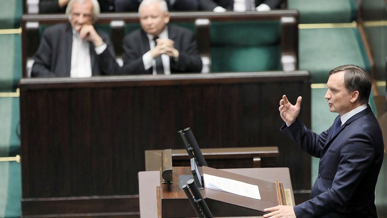 Minister sprawiedliwości Zbigniew Ziobro przemawia w Sejmie, wieczorem 11 bm. (fot. PAP/Leszek Szymański) Minister sprawiedliwości Zbigniew Ziobro przemawia w Sejmie, wieczorem 11 bm. (fot. PAP/Leszek Szymański)