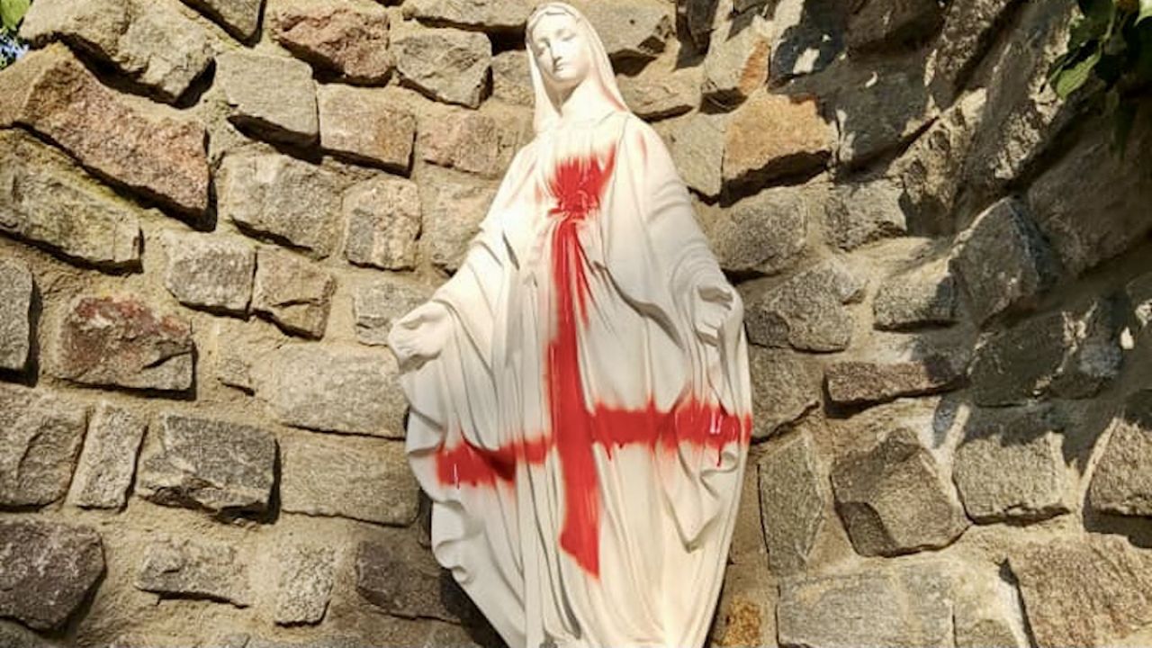Profanacja figury przed szczecińskim kościołem (fot. FB/ Parafia pw. Matki Bożej Jasnogórskiej w Szczecinie) Profanacja figury przed szczecińskim kościołem (fot. FB/ Parafia pw. Matki Bożej Jasnogórskiej w Szczecinie)