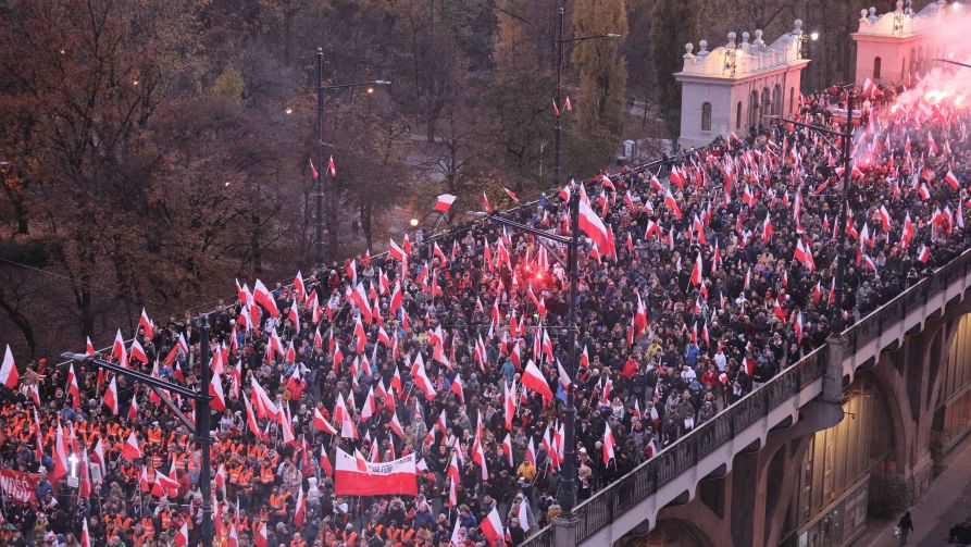 Demonstrujący przeszli z ronda Dmowskiego na błonia przy Stadionie Narodowym (fot. PAP/Paweł Supernak)