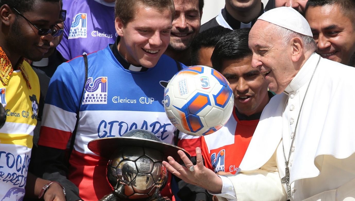 Papież Franciszek bawi się piłką, gdy podczas cotygodniowej audiencji w Watykanie spotyka księży – uczestników Pucharu Piłki Nożnej Clericus, 29 maja 2019 r. Fot. Franco Origlia/Getty Images