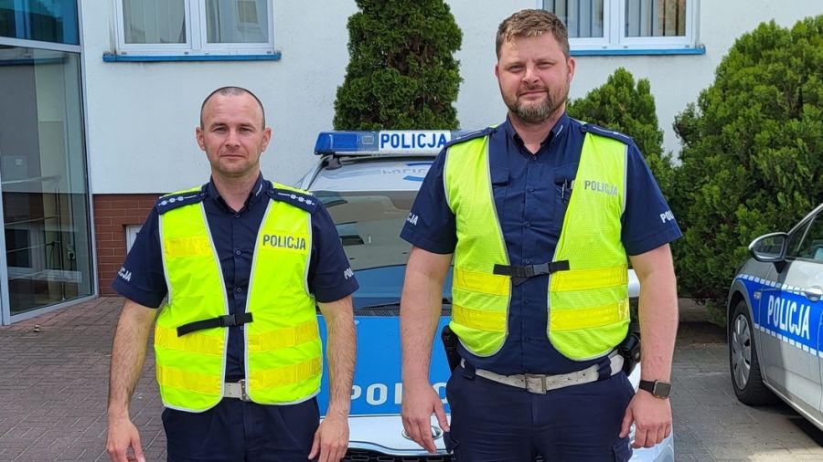 St. asp. Kamil Bylebył i mł. asp. Szymon Starszak utorowali drogę do szpitala ojcu z synkiem