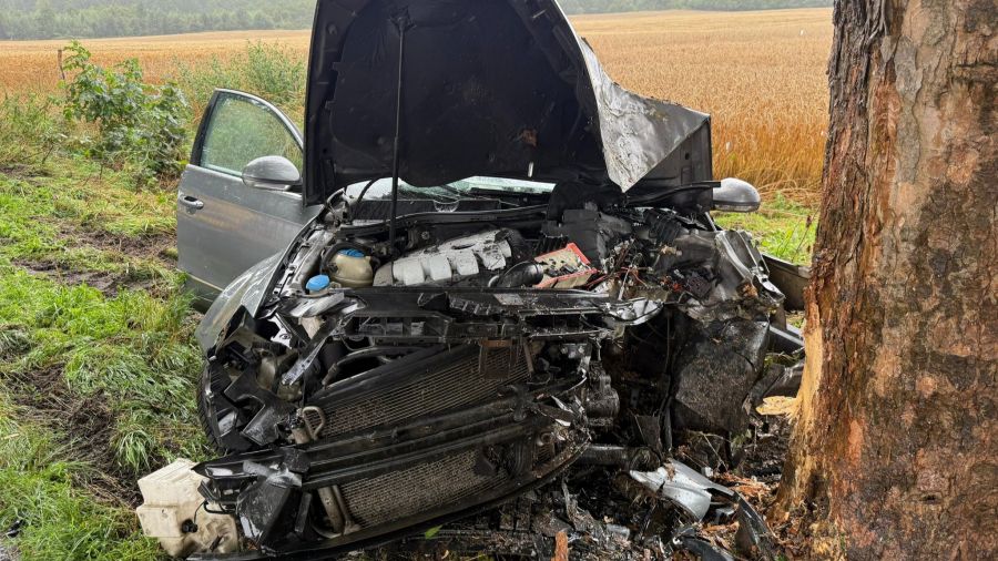 Policjanci wyjaśniają okoliczności wypadku (fot. KP PSP w Mogilnie)