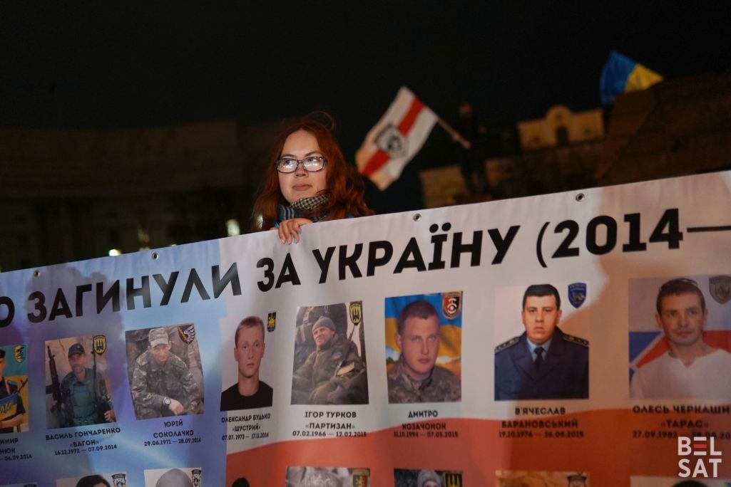 Марш памяці загінулых за Украіну беларусаў адбыўся ў Кіеве. Беларусы разам з украінцамі і беларускімі ваярамі з палка Кастуся Каліноўскага прайшліся пад бел-чырвона-белыя сцягі да народнага мемарыялу беларусу Міхасю Жызнеўскаму, які загінуў у 2014 годзе падчас Еўрамайдану. Кіеў, Украіна. 26 студзеня 2023 года. (Фота: Белсат)