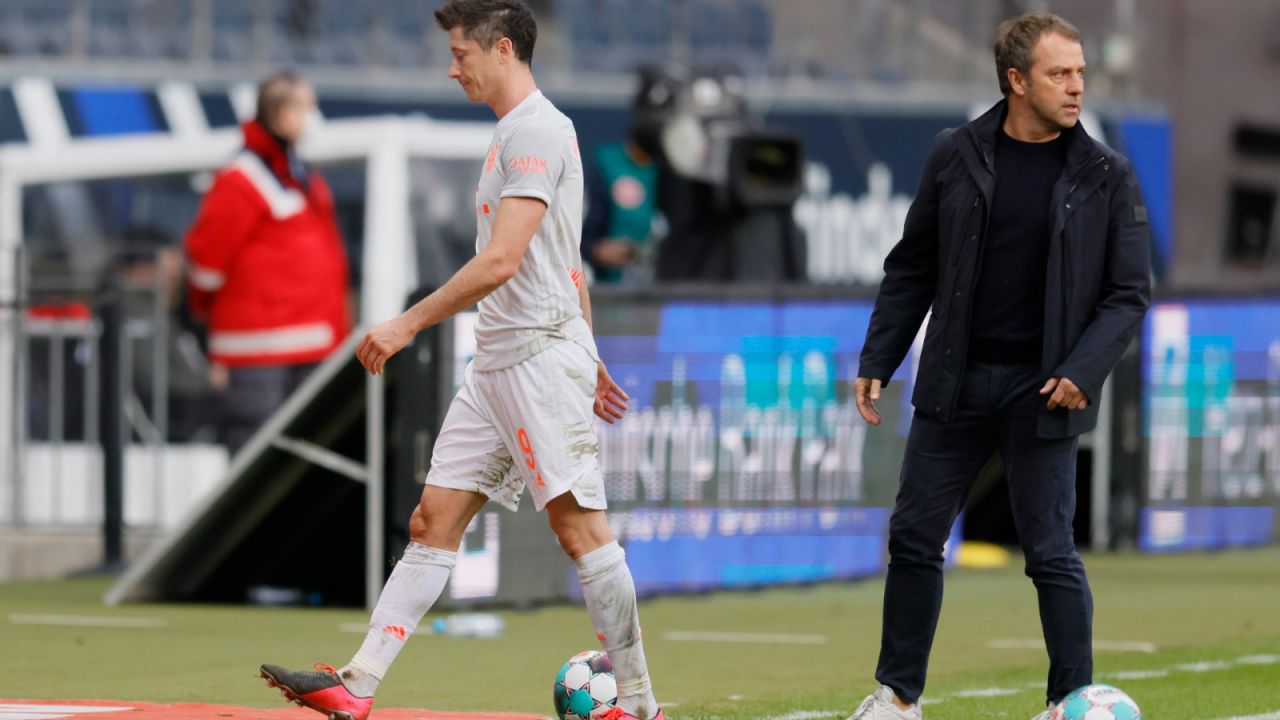 Robert Lewandowski (z lewej) prawdopodobnie będzie miał nowego trenera w Bayernie Monachium (fot. Getty).