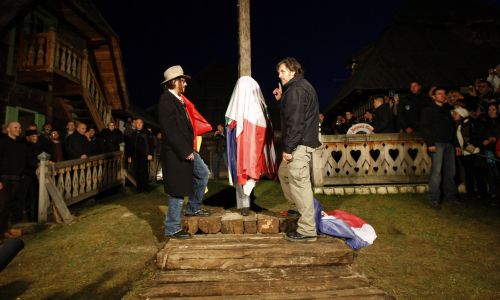 Johnny Depp i Emir Kusturica odsłaniają pomnik aktora podczas festiwalu filmowego Kustendorf, 13 stycznia 2010 r. Fot. Srdjan Stevanovic/WireImage/ Getty Images