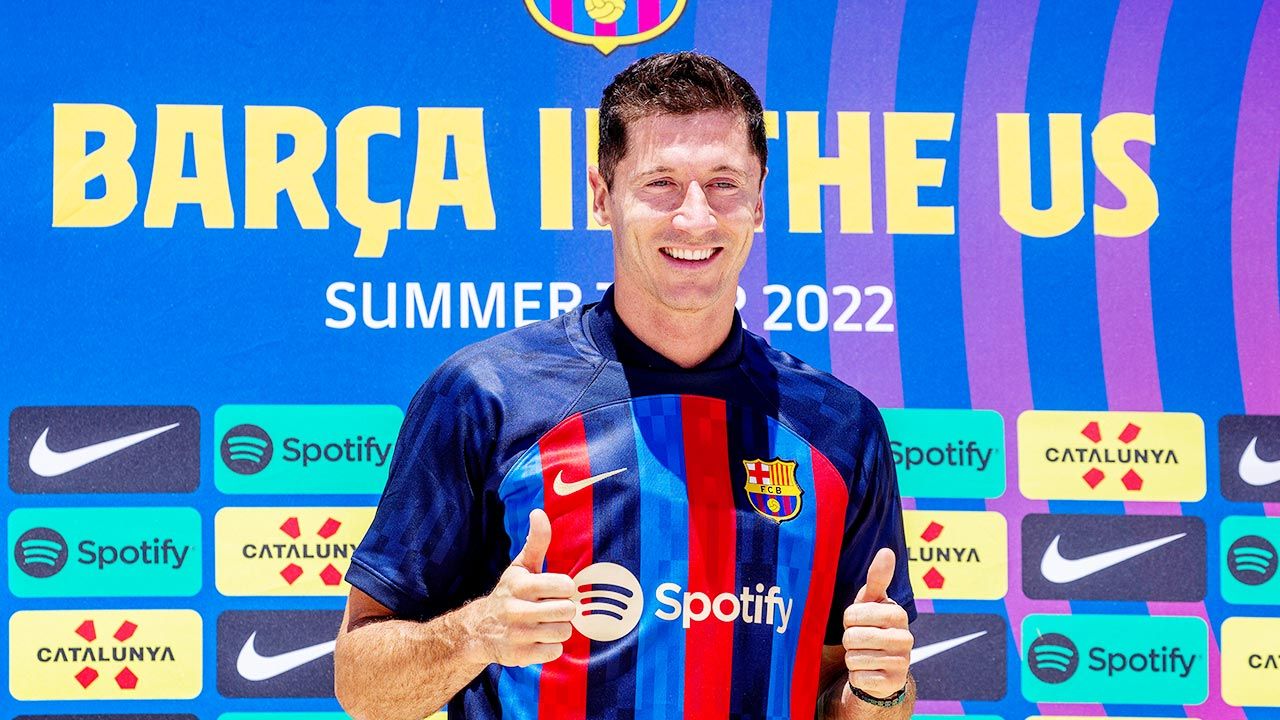 Robert Lewandowski zaprezentowany jako piłkarz Barcelony (fot. PAP/EPA/CRISTOBAL HERRERA-ULASHKEVICH)