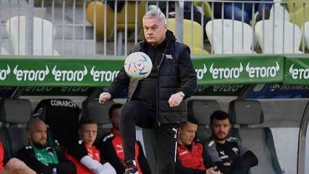 Trener Jacek Zieliński podczas meczu z Lechią Gdańsk (fot. PAP/Adam Warżawa)
