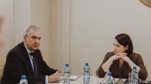 Лідарка дэмакратычных сілаў і абраная прэзідэнтка Святлана Ціханоўская і кіраўнік НАУ Павел Латушка падчас пасяджэння Аб'яднанага пераходнага кабінету. Варшава, Польшча. 29 красавіка 2025 года. Фота: Белсат