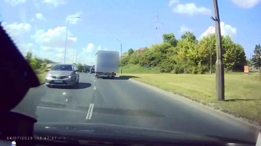 Auto osobowe jechało niewłaściwym pasem "pod prąd" w kierunku ronda Toruńskiego.