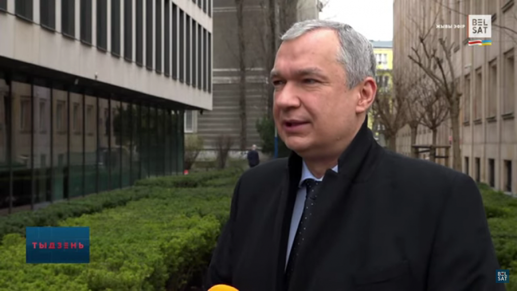 Многія рэчы Павел Латушка набыў яшчэ ў часы, калі працаваў дыпламатам. (Скрыншот: БЕЛСАТ NEWS / YouTube)