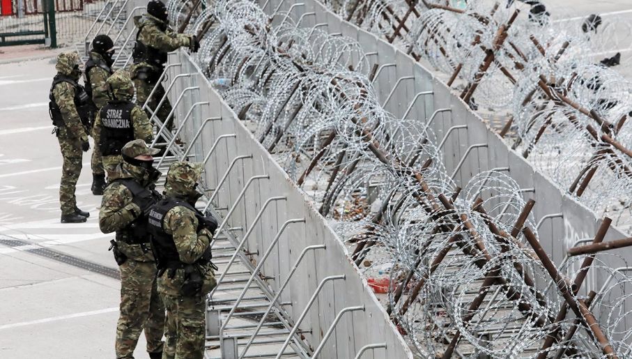 Polskie służby zabezpieczające wschodnią granicę UE (fot. PAP/Artur Reszko)