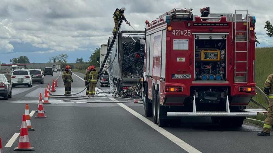 Pożar naczepy na A1. Kierowcy muszą liczyć się z utrudnieniami (fot. KPP w Kutnie)