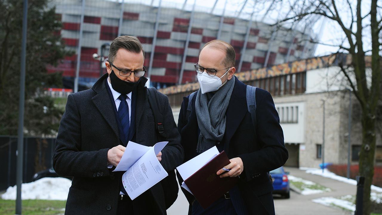 Dariusz Joński i Michał Szczerba przed szpitalem tymczasowym na Stadionie Narodowym (fot. Forum/Adam Chelstowski) Dariusz Joński i Michał Szczerba przed szpitalem tymczasowym na Stadionie Narodowym (fot. Forum/Adam Chelstowski)