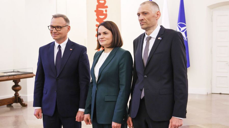 Prezydent RP Andrzej Duda (L), liderka białoruskiej opozycji Swiatłana Cichanouska (C) i jej mąż Siarhiej Cichanouski (P)  (fot. PAP/A.Zawada)