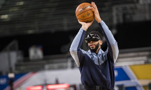 Kalifornia, 17 lutego 2018 r.   Amerykański koszykarz Anthony Davis demonstruje działanie zestawu wirtualnej rzeczywistości Verizon 5G w czasie weekendu gwiazd NBA w Convention Center w Los Angeles. Fot. Philip Pacheco / Anadolu Agency / Getty Images