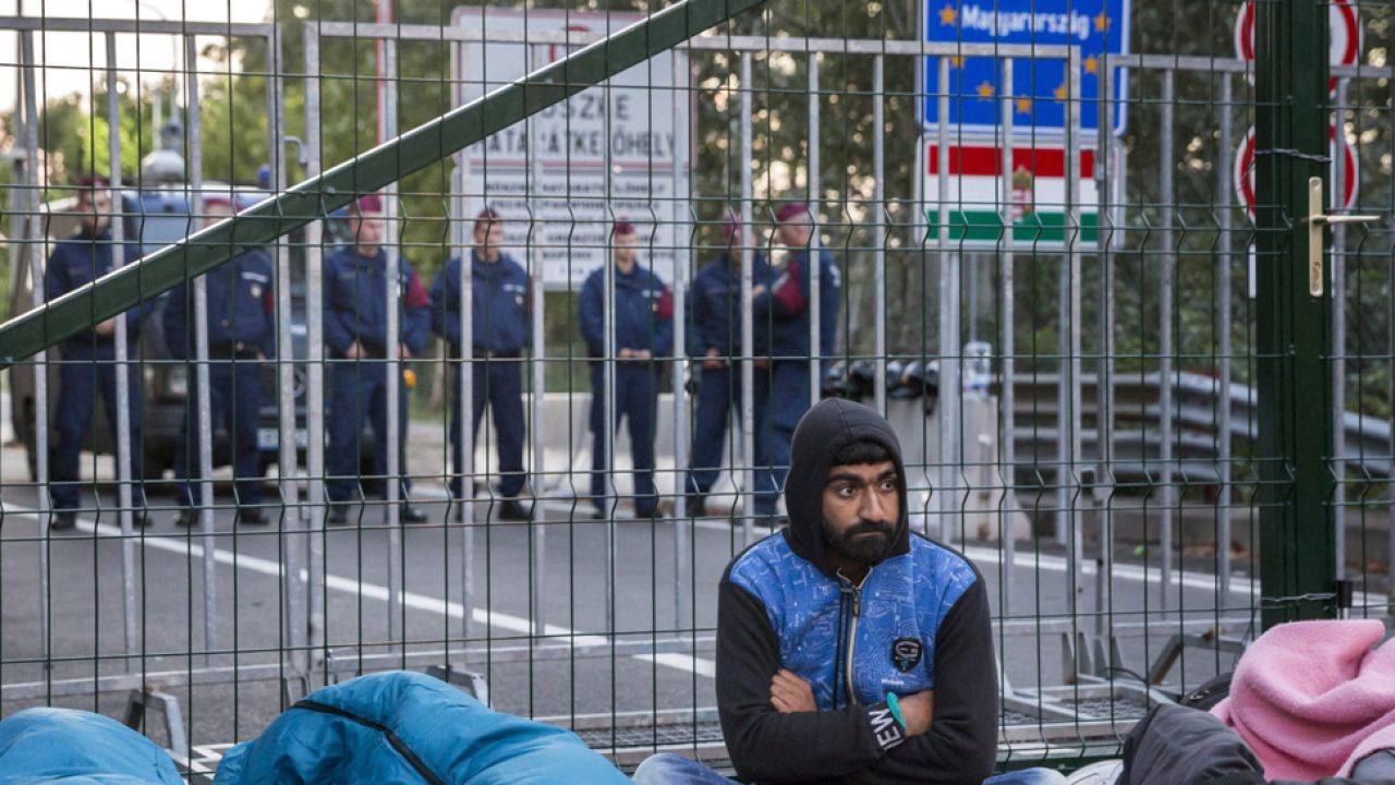 Uchodźcy na węgierskiej granicy ( fot. PAP/EPA/BALAZS MOHAI) Uchodźcy na węgierskiej granicy ( fot. PAP/EPA/BALAZS MOHAI)