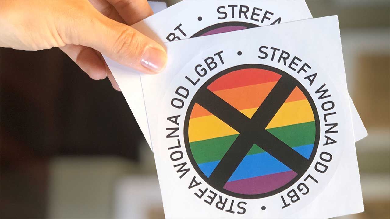 Centrum Monitoringu Wolności Prasy SDP wydało oświadczenie ws. naklejek „strefa wolna od LGBT” (fot. TT/Gazeta Polska)
