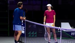 Iga Świątek i trener Wim Fissette (fot. Getty Images) Trener Wim Fissette i Iga Świątek podczas rozmowy na korcie tenisowym w trakcie treningu. Belgijski szkoleniowiec przekazuje wskazówki polskiej zawodniczce stojącej po drugiej stronie siatki z rakietą i piłką tenisową w ręku (fot. Getty Images)