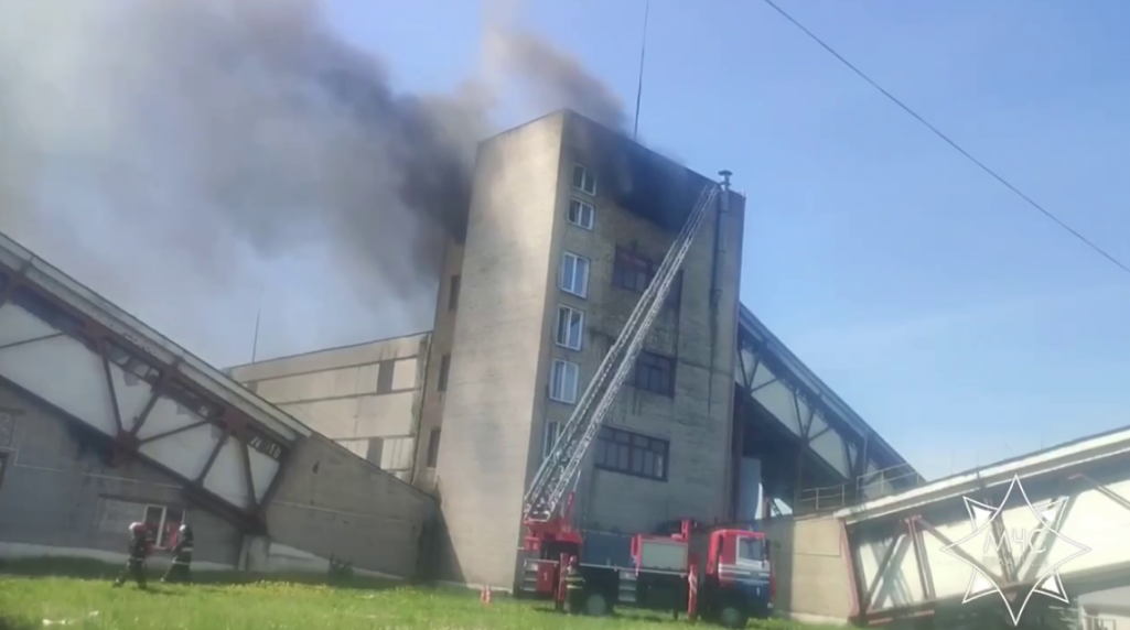 Пажар на Старобінскім торфабрыкетным заводзе. (Фота: скрыншот з відэа / МЧС Беларуси / Telegram)