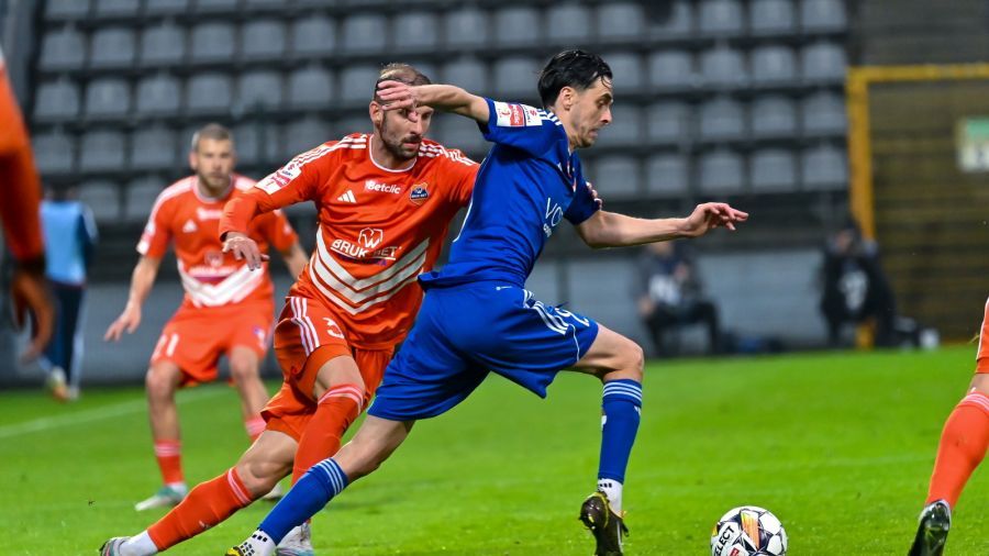Juliusz Letniowski z Miedzi Legnica i Arkadiusz Kasperkiewicz z Bruk-Bet Termaliki Nieciecza podczas meczu piłkarskiej 1. ligi (Fot. PAP/Maciej Kulczyński)