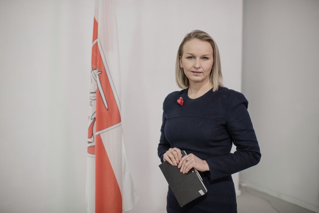 Прадстаўніца Аб’яднанага пераходнага кабінету ў справе нацыянальнага адраджэння Аліна Коўшык пасля прэс-канферэнцыі ў Варшаве, Польшча. 2 снежня 2022 года. (Фота: Карына Пашко / Белсат)