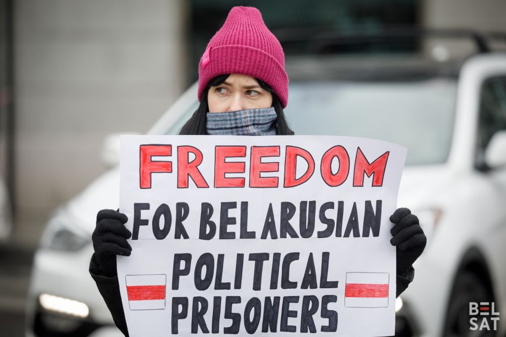 Ланцуг салідарнасці з ахвярамі новага вітку рэпрэсіяў у Беларусі ў Вільні. (Фота: Белсат)