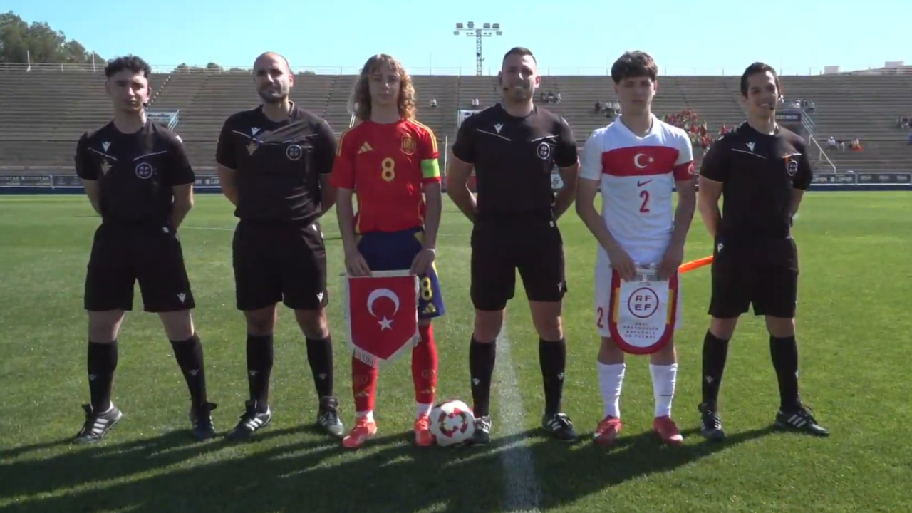 Michał Żuk (z numerem 8, fot. YT/RFEF)