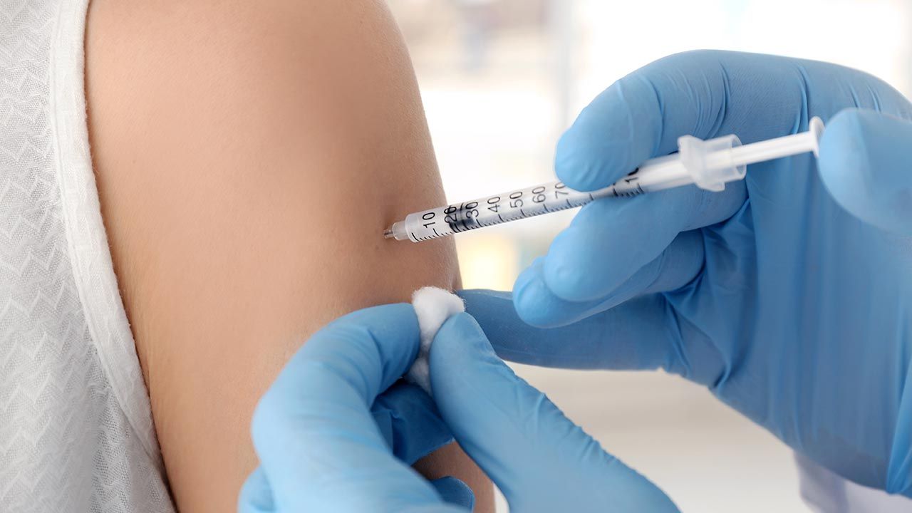 Badania potwierdzają wysoką skuteczność szczepionki (fot. Shutterstock/Africa Studio)