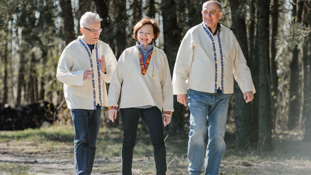Do rąbania drewna na ognisko została wyznaczona aż trójka seniorów (fot. TVP)