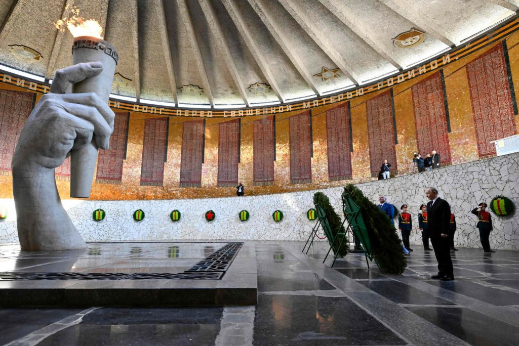 Кіраўнікі Расеі і Беларусі Уладзімір Пуцін і Аляксандр Лукашэнка на цырымоніі ўскладання вянкоў да Вечнага агню ў Зале вайсковай славы мемарыяльнага комплексу «Мамаеў курган». Валгаград. Расея. 29 красавіка 2025 года. Фота: Alexander Nemenov / AFP / East News
