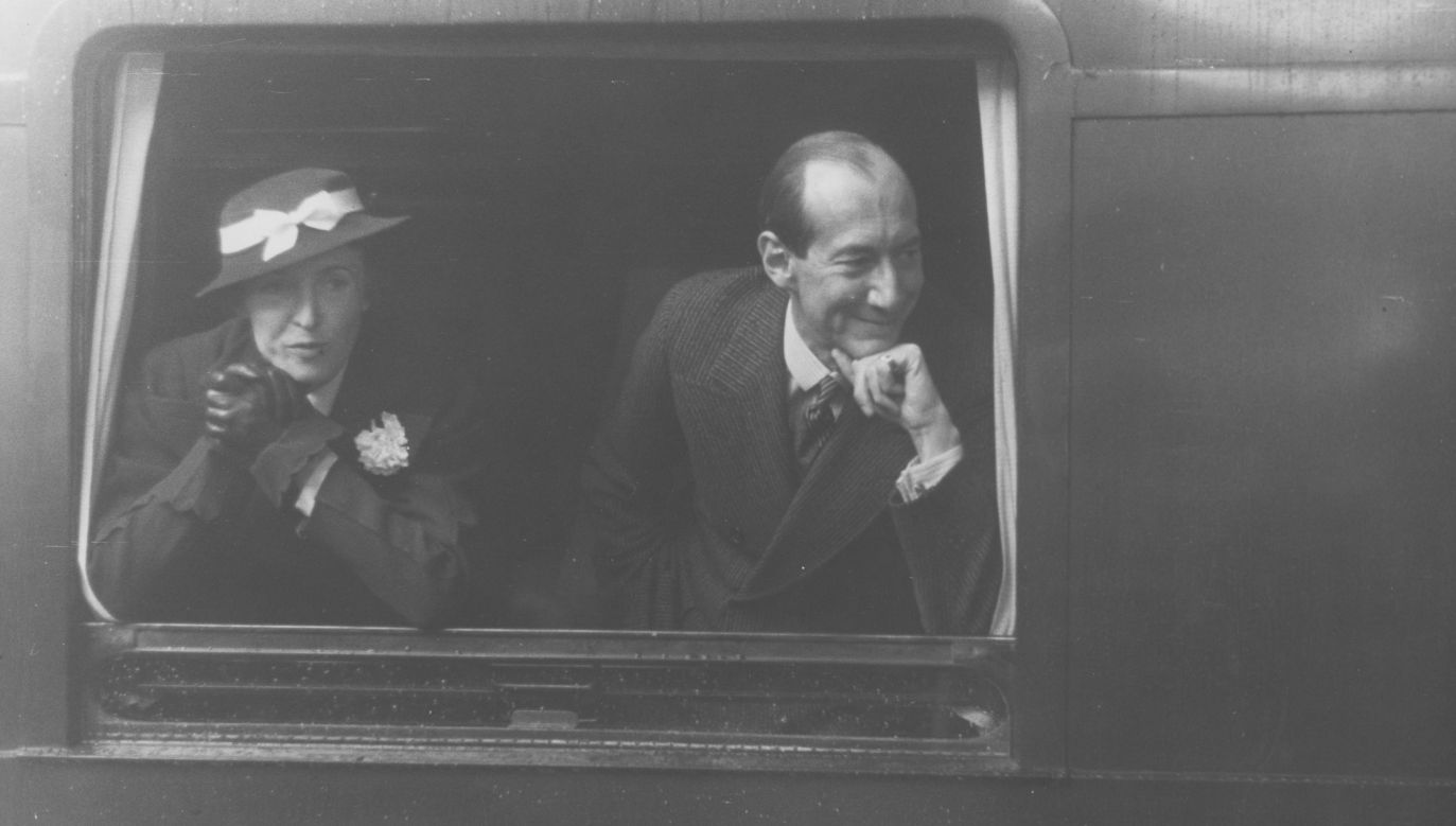 Minister of Foreign Affairs Józef Beck with his wife Jadwiga in the window of a railway wagon on the platform of the Main Railway Station before leaving for a visit to Romania. Photo: NAC / IKC