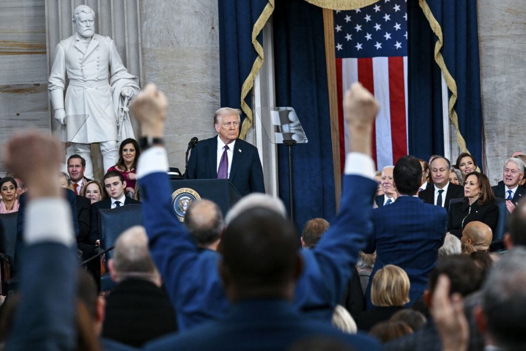 Прысутныя апладуюць 47-му прэзідэнту ЗША Доналду Трампу, які выступае пасля прыняцця прысягі ў Капітоліі ЗША ў Вашынгтоне. 20 студзеня 2025 года. Фота: Kevin Lamarque / Pool Photo via AP / East News