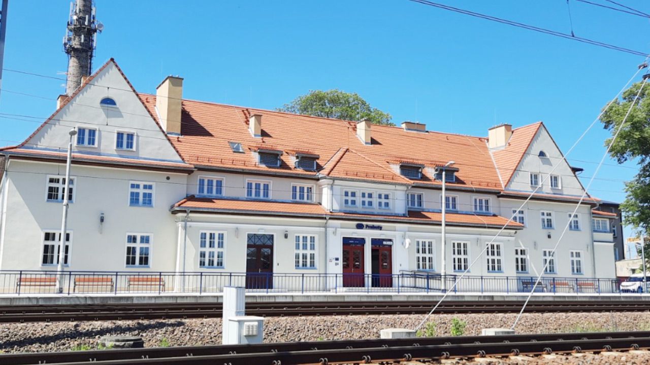 Wzniesiony w latach 20. XX wieku dworzec w Prabutach przeszedł generalny remont (fot. PKP S.A.) Wzniesiony w latach 20. XX wieku dworzec w Prabutach przeszedł generalny remont (fot. PKP S.A.)