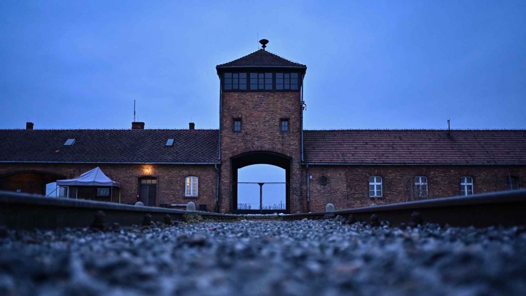 Produkcja „Auschwitz – czekając na wyzwolenie” ma za zadanie pielęgnować międzynarodową pamięć o Holokauście. Fot. Omar Marques/GettyImages