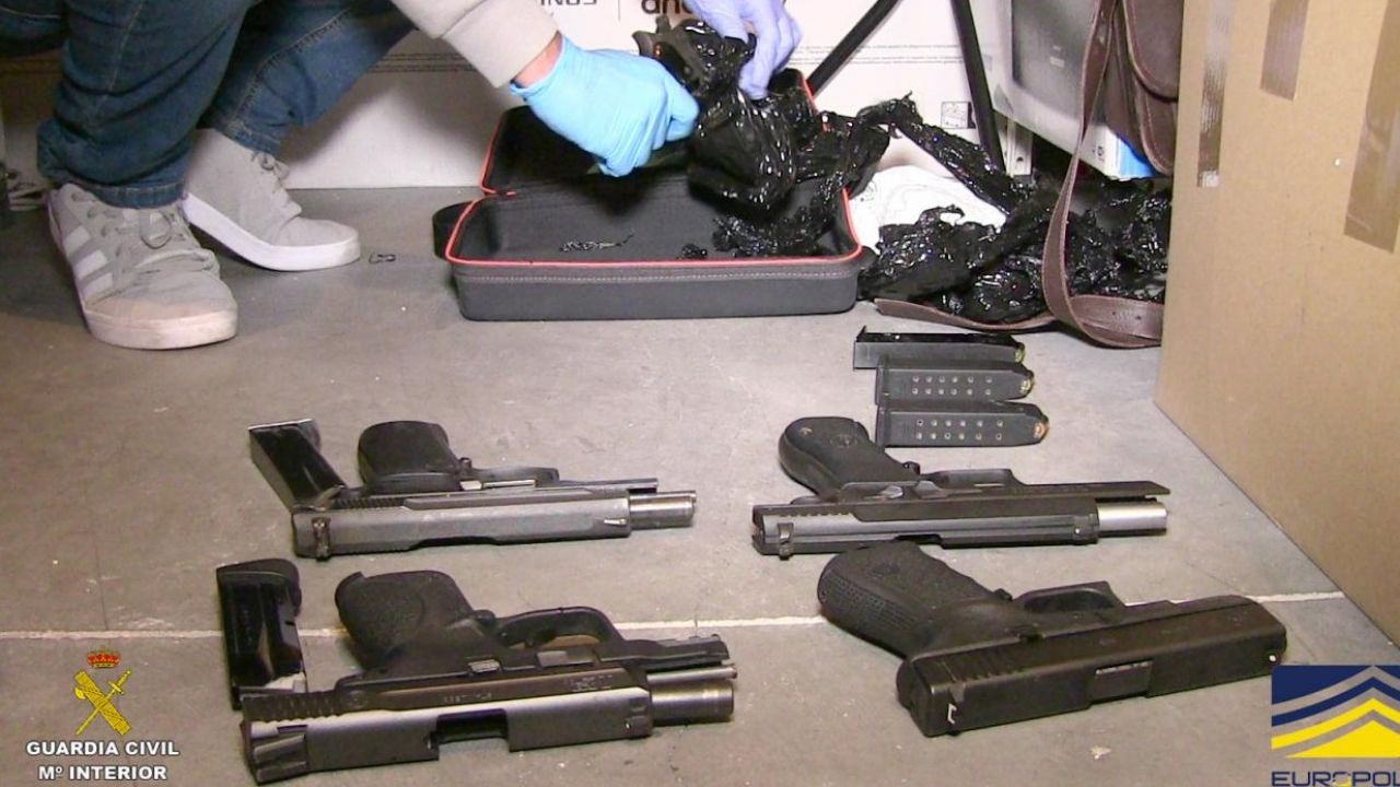 Broń znaleziona podczas akcji hiszpańskiej Gwardii Cywilnej (fot. europol) Broń znaleziona podczas akcji hiszpańskiej Gwardii Cywilnej (fot. europol)