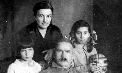 Józef Piłsudski w otoczeniu rodziny. Widoczne od lewej: Jadwiga, żona Aleksandra, Wanda. Fot. 