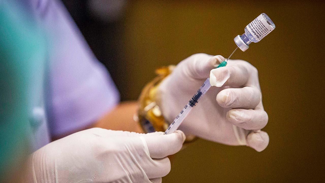 Łącznie dostarczono do Polski 53 mln 910 tys. 230 sztuk szczepionek (fot. Lauren DeCicca/Getty Images)