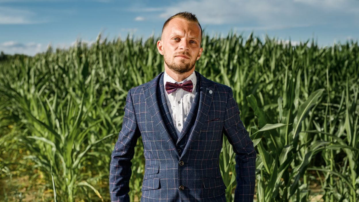29-letni Dawid z Wielkopolski jest dumny z gospodarstwa, które prowadzi wspólnie z rodzicami (fot. TVP)