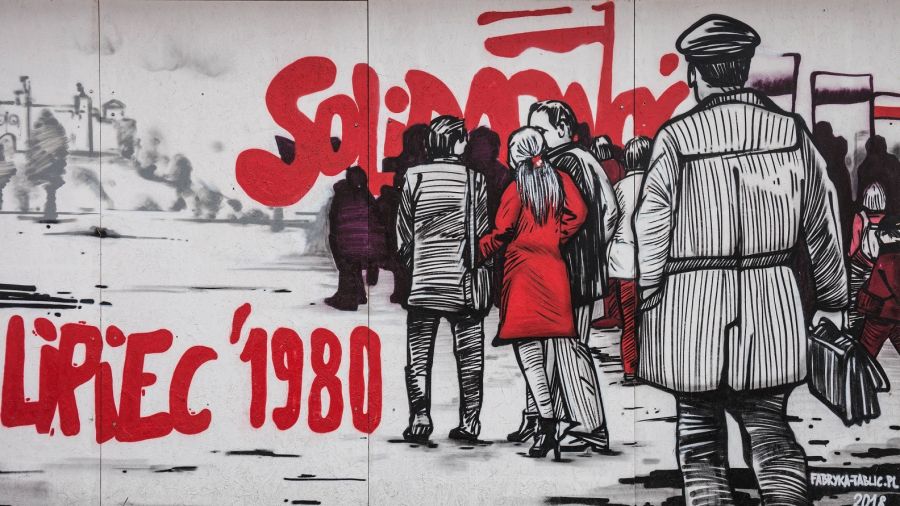 Mural upamiętniający Lubelski Lipiec'80 na dworcu PKP w Lublinie. Robotnicy w WSK PZL Świdnik zapoczątkowali w 1980 r. falę strajków, która objęła cały region, poprzedzając protesty na Wybrzeżu. Fot. PAP/Wojtek Jargiło