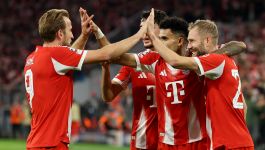 Bayern Monachium ma powody do radości. W Lidze Mistrzów pokonał Club Brugge wysokim wynikiem (fot. Getty Images) Na zdjęciu zawodnicy Bayernu Monachium celebrują zdobycie bramki podczas meczu Ligi Mistrzów przeciwko Club Brugge. Ubrani w czerwono-białe stroje domowe, piłkarze wymieniają radosne przybicia piątki, podkreślając doskonałą atmosferę i ducha zespołu. W tle widać trybuny wypełnione kibicami, co dodaje dynamiki i emocji tej scenie triumfu (fot. Getty Images)