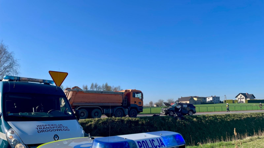 W zderzeniu osobówki z ciężarówką w Łące pod Pszczyną ranna została matka podróżująca z dzieckiem. Fot. KPP Pszczyna