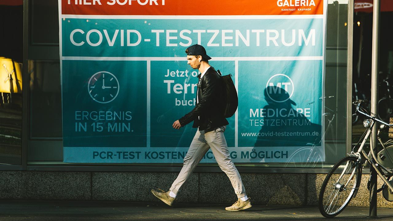 Rośnie także handel podrobionymi certyfikatami szczepień (fot. Ying Tang/NurPhoto via Getty Images) Rośnie także handel podrobionymi certyfikatami szczepień (fot. Ying Tang/NurPhoto via Getty Images)