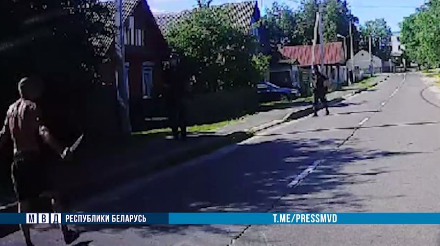 Неадэкватны мужчына ў Буда-Кашалёве кідаўся на мінак (Фота: скрыншот з відэа / МДВ Беларуси / Telegram)