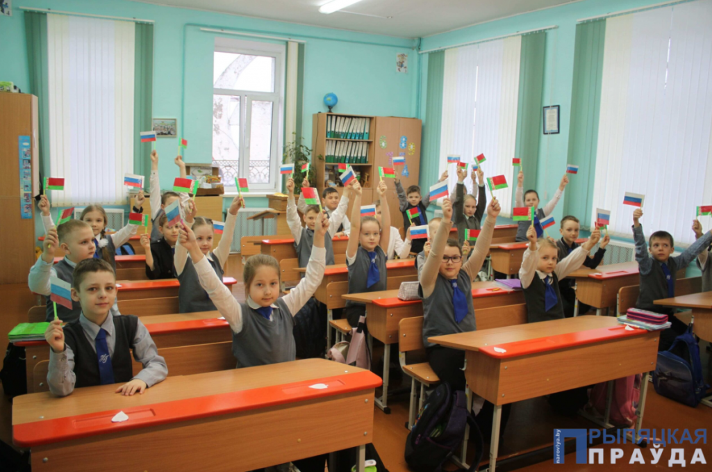 Урок да Дня адзінства Беларусі і Расеі ў адной са школаў Нараўлянскага раёну. Фота: narovlya.by