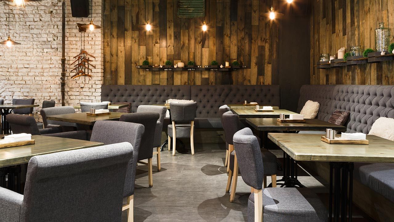 W Polsce coraz wyraźniejsze stają się protesty branży gastronomicznej i hotelarskiej (fot. Shutterstock/Prostock-studio) W Polsce coraz wyraźniejsze stają się protesty branży gastronomicznej i hotelarskiej (fot. Shutterstock/Prostock-studio)